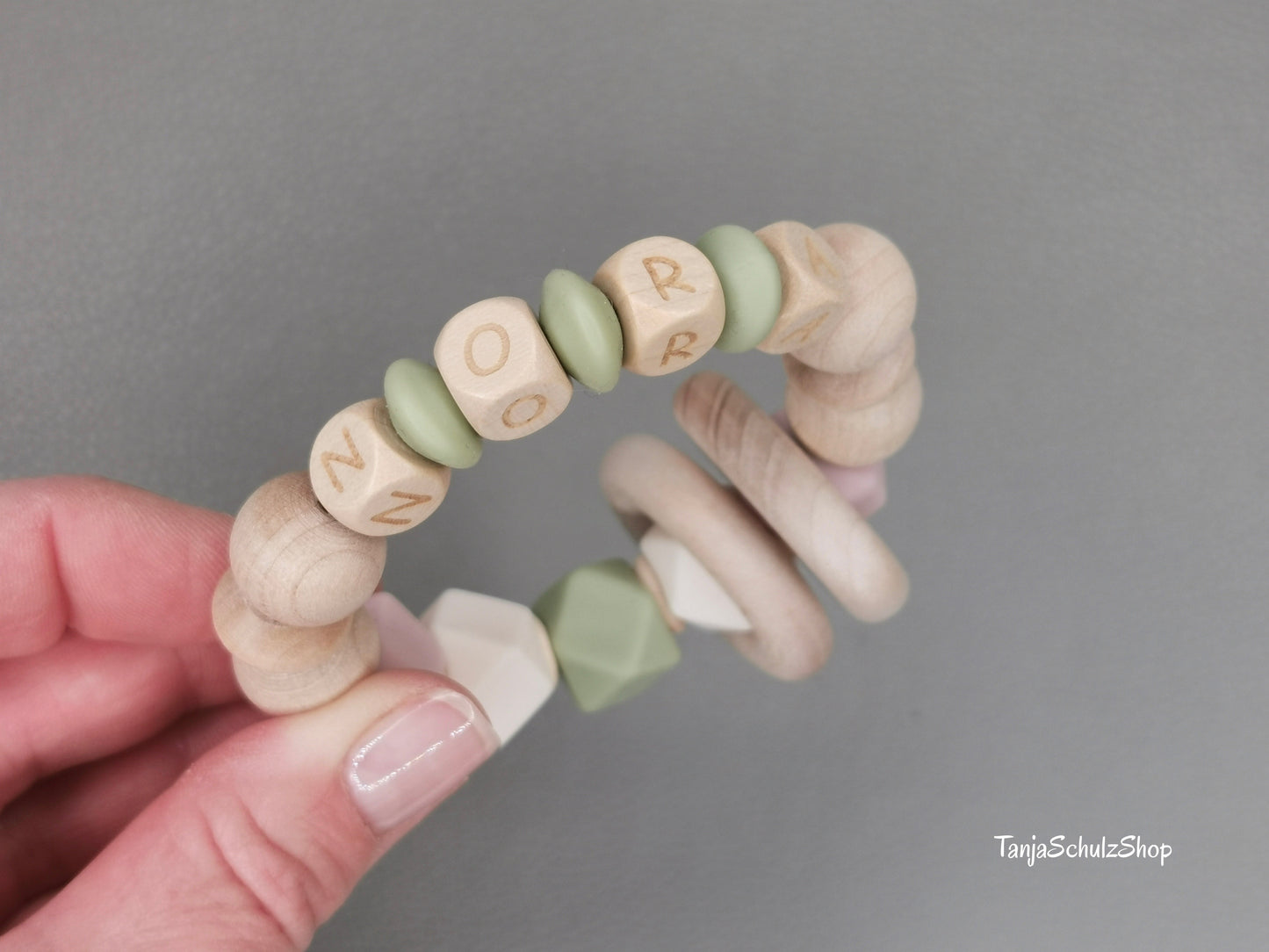 Baby - Greifring aus Holzperlen und Silikonperlen, personalisiert mit dem Namen